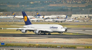 Авиопревзвачът Луфтханза Deutsche Lufthansa този четвъртък потвърди че води преговори