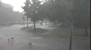 Пороен дъжд придружен със силен вятър наводни мазета в Гоце