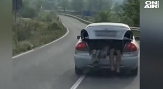 Полицията разследва разпространен видеоклип който показва шофьор който вози трима
