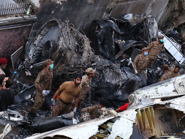 Броят на жертвите на самолетната катастрофа в Пакистан нарасна на