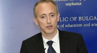 Просветният министър Красимир Вълчев призна че е не е сигурно