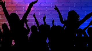 Нощните клубове дискотеките и барове ще отворят врати от 15