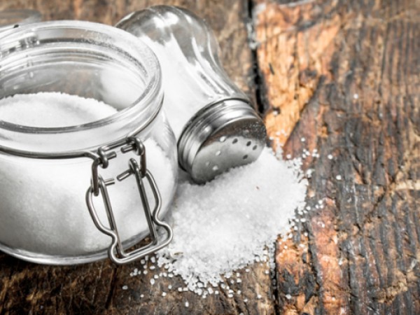 Прекаляването със солта в храната може да предизвика повишени нива