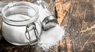 Прекаляването със солта в храната може да предизвика повишени нива