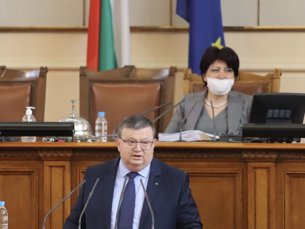 Антикорупционната комисия, оглавявана от бившия главен прокурор Сотир Цацаров, иска