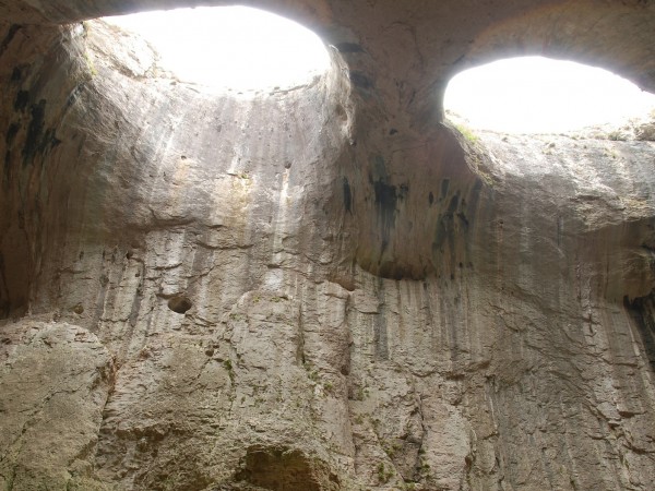 Пещера Проходна, известна и като "Божиите очи", се намира в