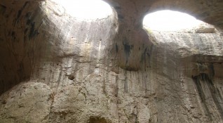 Пещера Проходна известна и като Божиите очи се намира в