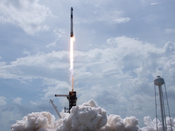 Космическият кораб Crew Dragon на SpaceX с астронавти Дъглас Хърли