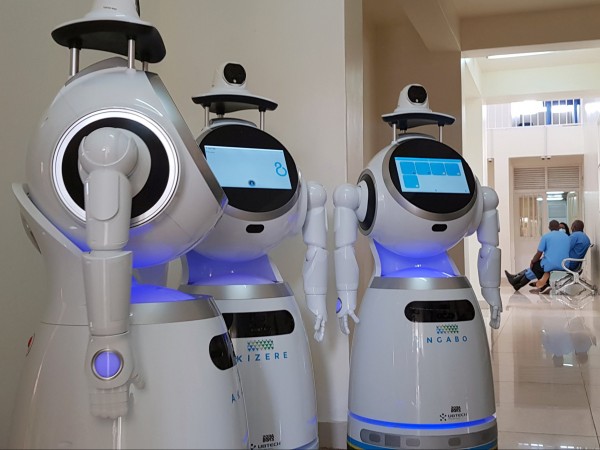Роботи, говорещи повече от 53 езика, откриват треска и определят