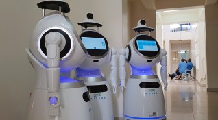 Роботи говорещи повече от 53 езика откриват треска и определят