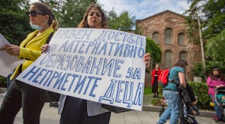 Протест на родители пред Столична община Защо 8 000 деца