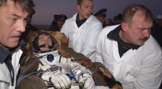 Три десетилетия след историческият полет на Гагарин в космоса двама