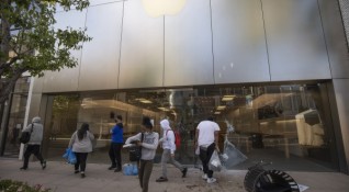 Apple Inc обяви че временно ще затвори по голямата част от