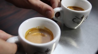 Общоприето е че кафето повишава кръвното налягане Изследванията обаче не