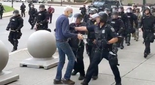 Шокиращо видео показва точно колко брутална може да е полицията