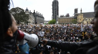 Протестиращи в Лондон срещу смъртта на Джордж Флойд при полицейски