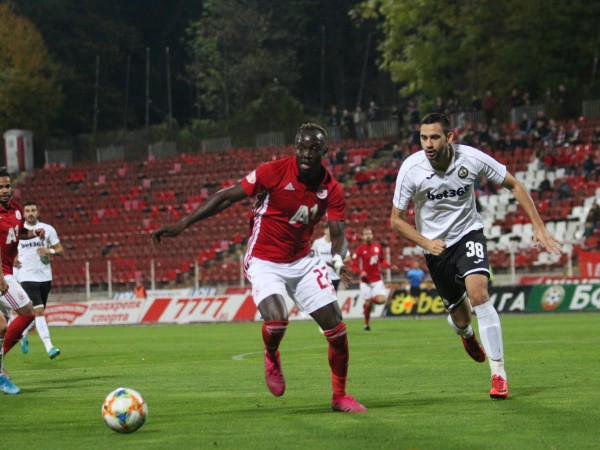 Турският гранд Фенербахче следи голмайстора на ЦСКА Али Соу, съобщава