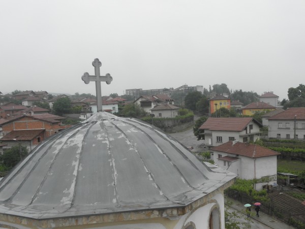 Неизвестни крадци откраднаха 2 камбани от селска църква, съобщава Областната