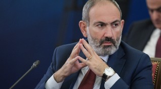 Премиерът на Армения Никол Пашинян уволни шефовете на армията полицията