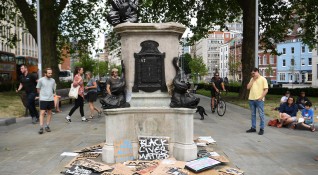 Във Великобритания бяха демонтирани два паметника свързвани с робството Причината