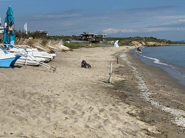 Неизвестни вандали са разбили тръба на водосборната канализация на плажа