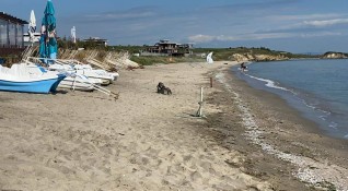 Неизвестни вандали са разбили тръба на водосборната канализация на плажа