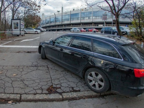 Столичната община с опит да свали автомобилите от тротоарите и