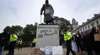 Уинстън Чърчил е бил расист докато статуите на едни