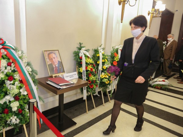 Стотици отдават днес последна почит на акад. Стефан Воденичаров.Още по
