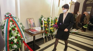 Стотици отдават днес последна почит на акад Стефан Воденичаров Още по