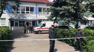 Полицията на Словакия съобщи че е застреляла мъж който нападнал