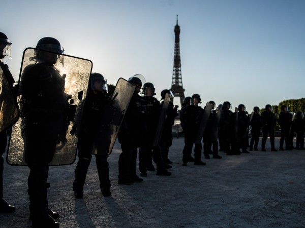Френски полицаи днес излязоха на протест на Шанз-Елизе в Париж.