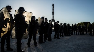 Френски полицаи днес излязоха на протест на Шанз Елизе в Париж