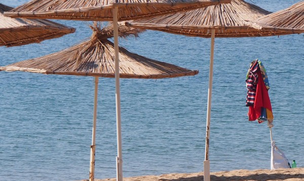 Чадърите на плажа - разграничени от кафенетата