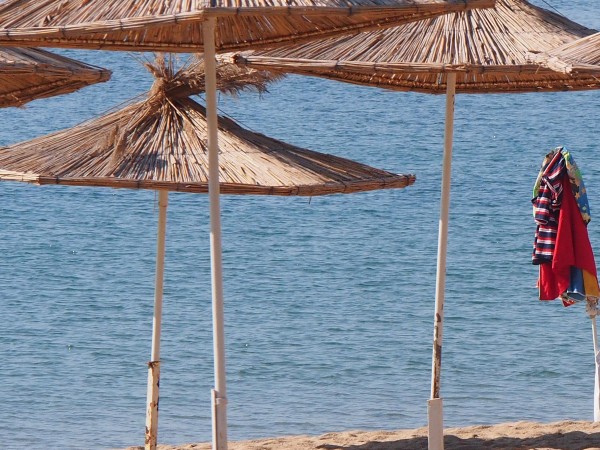 Чадърите на кафенетата на плажа трябва да бъдат ясно разграничени