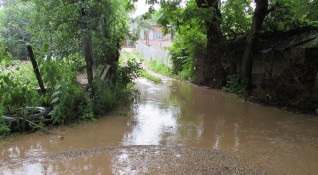 Десетки къщи и дворове са наводнени в община Златарица и