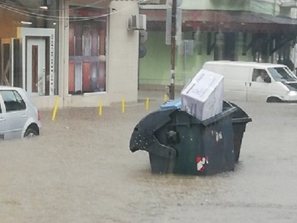 Улиците във Варна са наводнени от дъжда и автомобилното движение