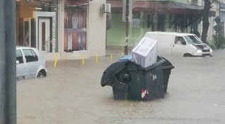 Улиците във Варна са наводнени от дъжда и автомобилното движение