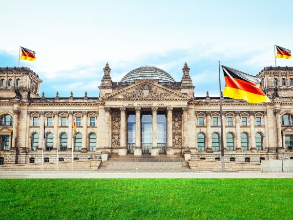 Германският Бундестаг в четвъртък одобри закон, който ще задължи големите