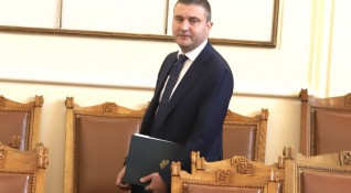 Финансовият министър Владислав Горанов коментира пред депутатите днес защо се
