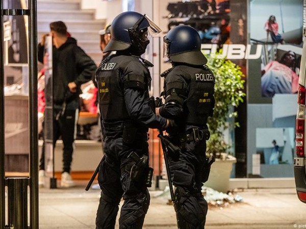 "Ситуацията е извън контрол", обяви говорител на полицията в Щутгарт