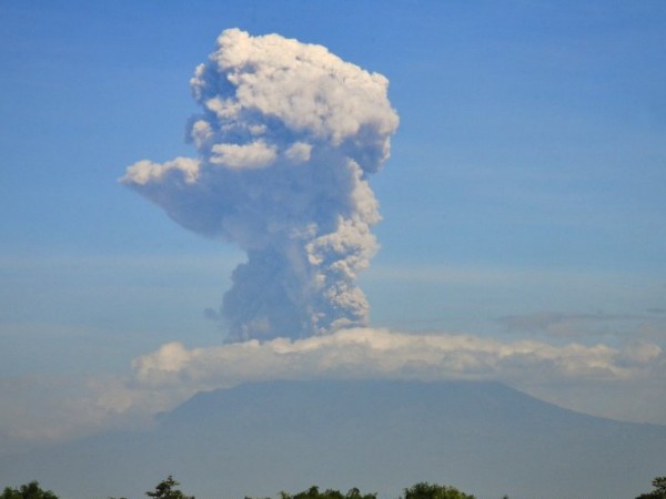 Вулканът Мерапи на индонезийския остров Ява изхвърли облаци от пепел