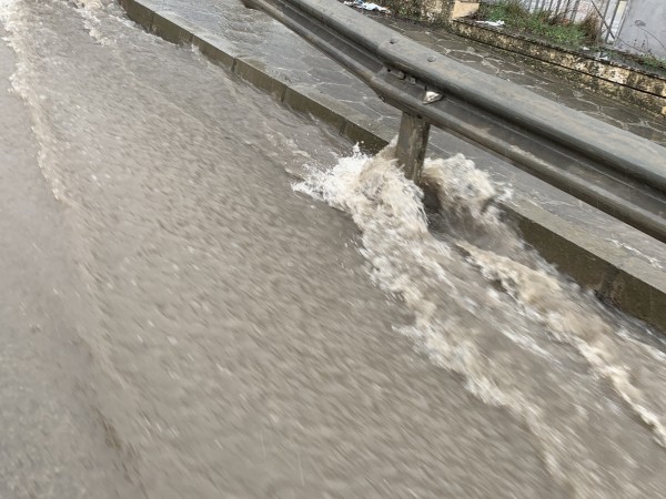 Порой с градушка отново наводни улиците във Варна. Затруднено беше