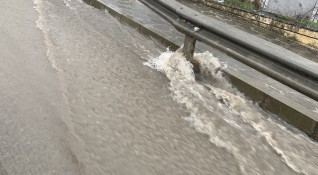 Порой с градушка отново наводни улиците във Варна Затруднено беше