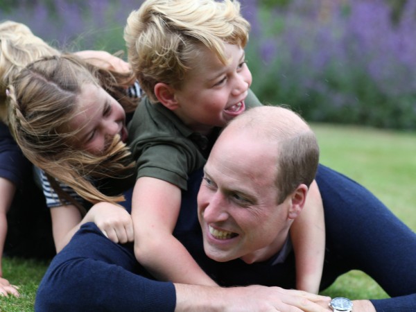 Британският принц Уилям публикува свои закачливи снимки с трите си