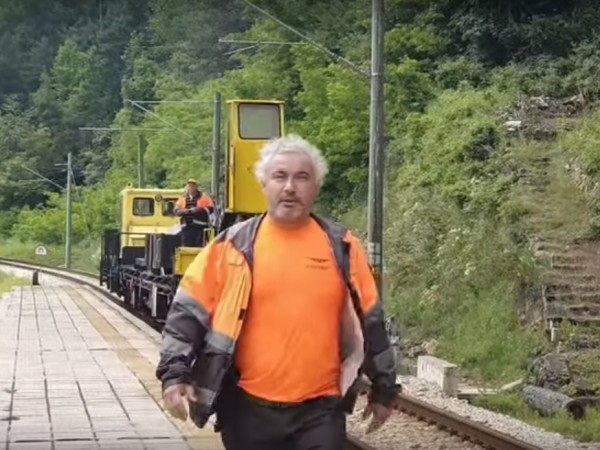 Читател на Dnes.bg алармира за неприятен инцидент със снимащ влаковете
