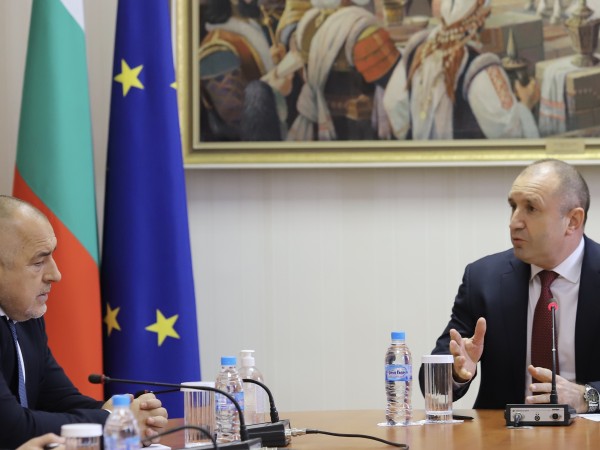 Президентът Румен Радев и премиерът Бойко Борисов остават най-одобряваните политици