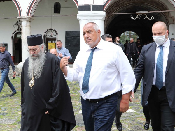 Днес премиерът Бойко Борисов посети Рилския манастир. Там той запали