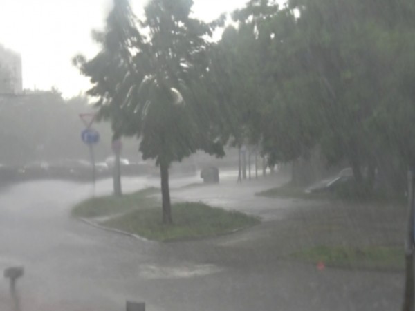 Пороен дъжд валя в Търговищко днес. Бурята започна около 14.30