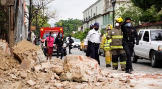 Най малко четирима души загинаха при мощното земетресение с магнитуд от